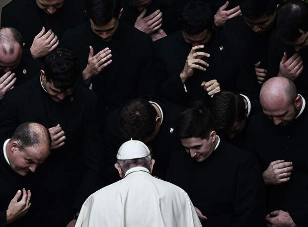 Папа Франциск молится вместе со священниками во дворе Сан-Дамасо в Ватикане 