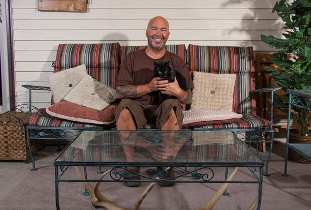 men and cats photography david williams 12 Одинокие мужчины и их котики