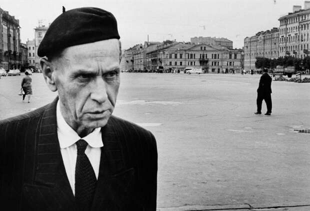 Андрей Фёдорович Достоевский на площади Мира, 1967 год. 