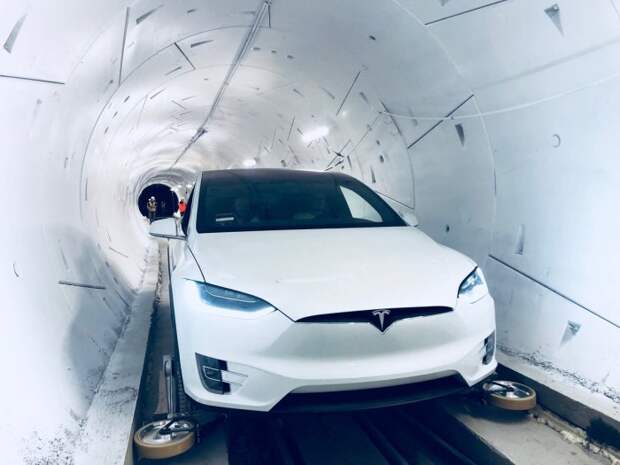 Автомобиль Tesla в туннеле.