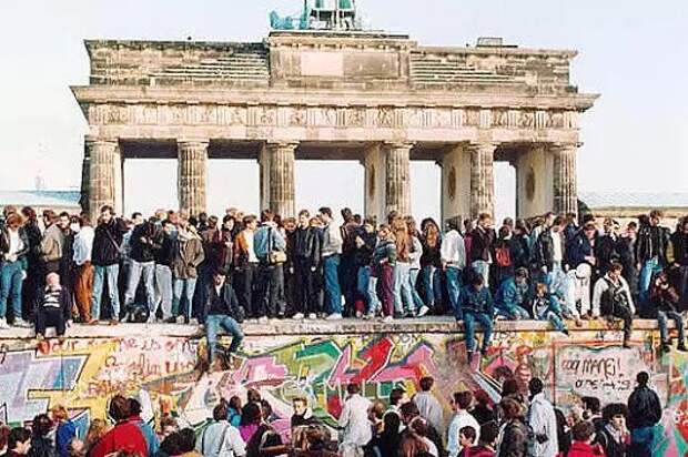 Берлинская стена не рухнула, а переехала