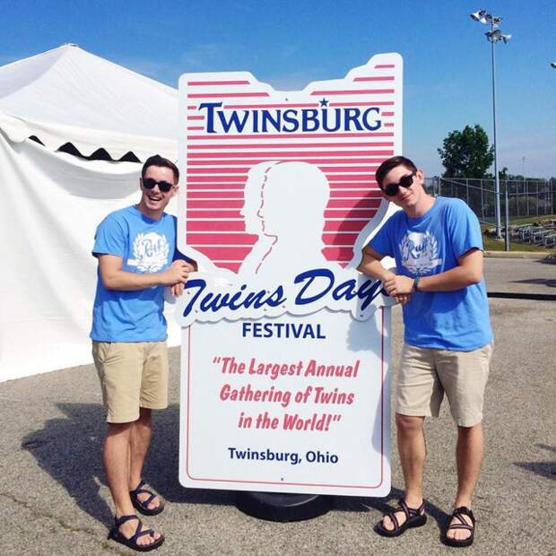 Двоится в глазах. В Твинсбурге состоялся фестиваль близнецов. Фото №2
