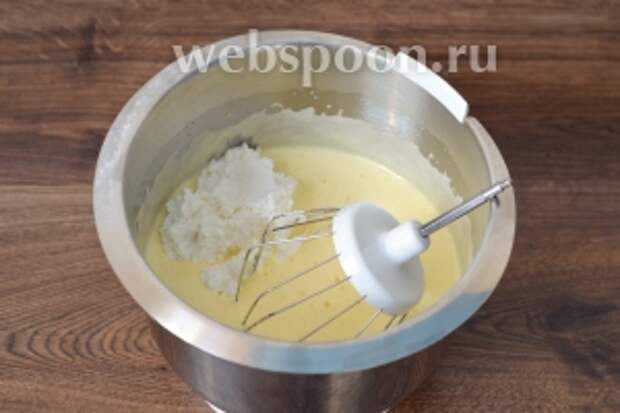 Небольшими порциями добавляем творожную массу.