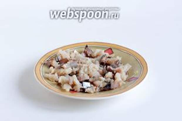 Рыбу очистить от кожи и костей. Нарезать мелким кубиком.