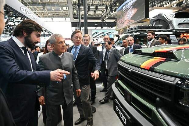 Миңнеханов «Auto China 2026» автомобиль күргәзмәсендә яңа технологияләр белән танышты