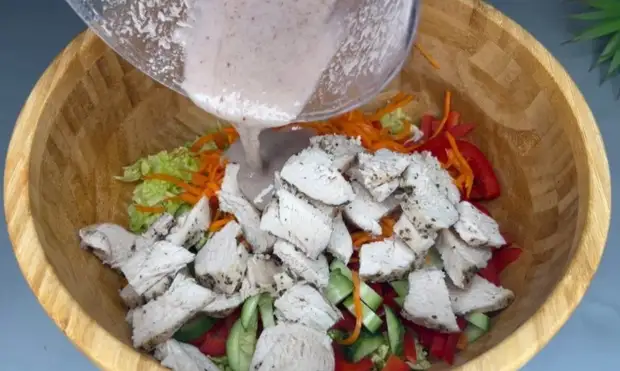 Казалось бы, ничего особенного, но когда начинаешь есть — остановиться сложно: рецепт салата на каждый день без майонеза