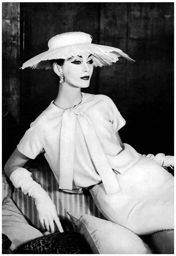 Dovima March Vogue 1956  Photo Henry Clarke.jpg