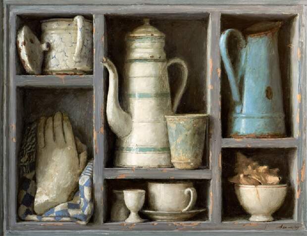 Серый шкаф. Живопись от Kenne Gregoire.