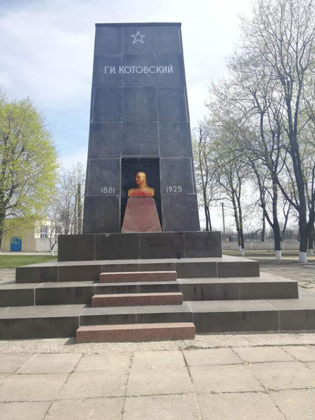 Мавзолей Г.И. Котовского в Подольске (Украина).