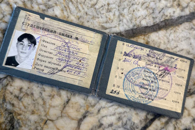 Певец Дмитрий Билан опубликовал фото своего студенческого билета