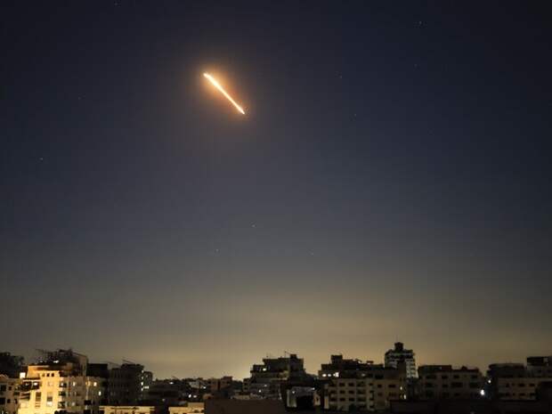 Tasnim: США и Израиль возобновили атаки на Тегеран с самолетов