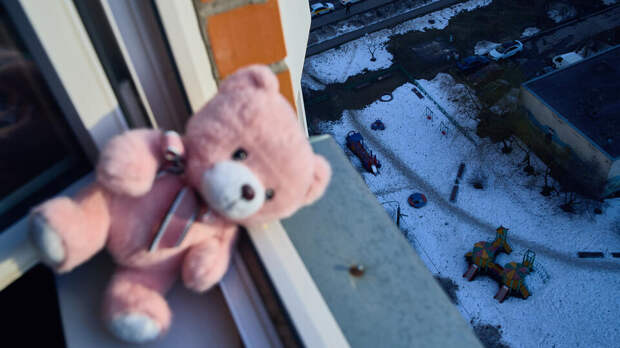 Ребенок выпал из окна пятого этажа в Москве