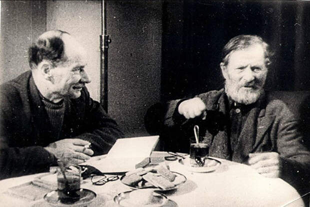 Дед Талаш (справа) и Якуб Колас в кабинете писателя. 1943 год. Фото: wikipedia.org Дед Талаш (справа) и Якуб Колас в кабинете писателя. 1943 год. Фото: wikipedia.org