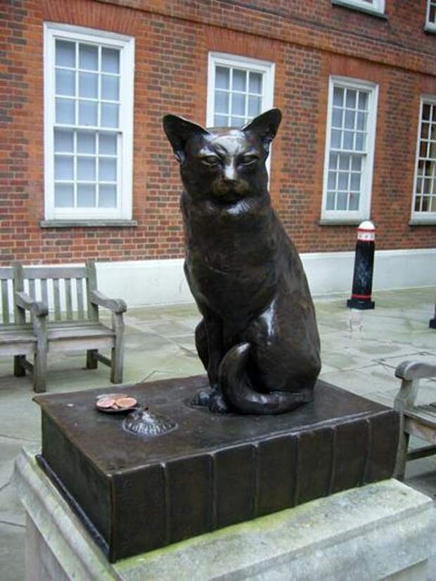 Памятник коту Ходжу, сидящему на книге своего хозяина - поэта Сэмюеля Джонсона.  Адрес: Великобритания, Лондон, Gough Square неподалеку от Флит-Стрит, дом №17