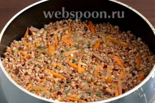 Готовый плов можно перемешать. 