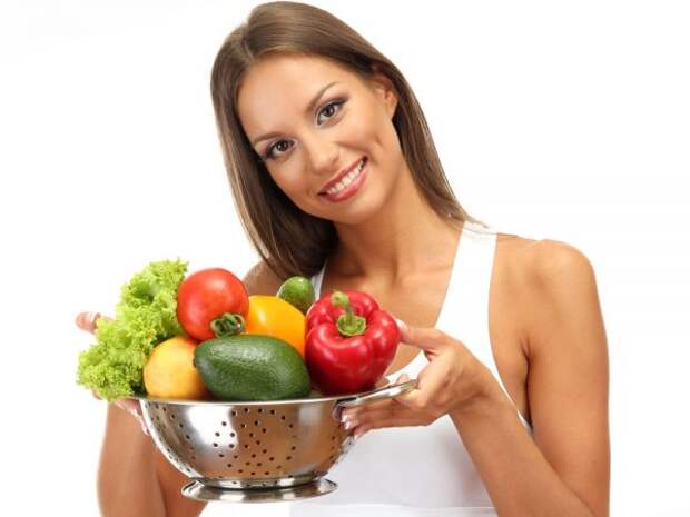 Девушка держит в руках овощи и фрукты