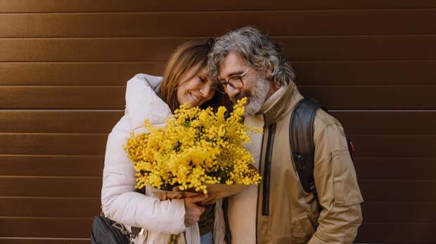 Какие цветы подарить девушке: советы психолога