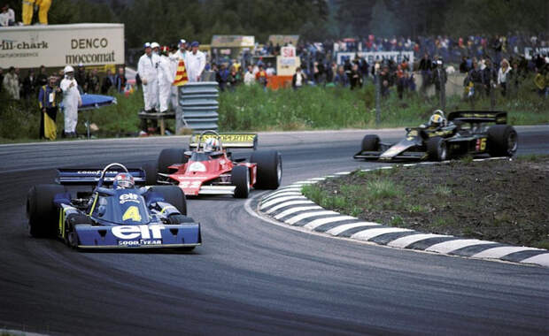 Патрик Депайе (#4, Tyrrell P34 Ford) впереди Криса Амона (#22, Ensign N176 Ford) и Гуннара Нильссона (#6, Lotus 77 Ford). авто, автоспорт, болид, гонка, гонки, гоночный автомобиль, формула 1