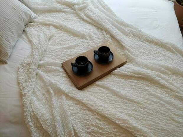 Вздрагиваете при засыпании? Врачи объяснили, когда это безобидный рефлекс, а когда — опасный симптом