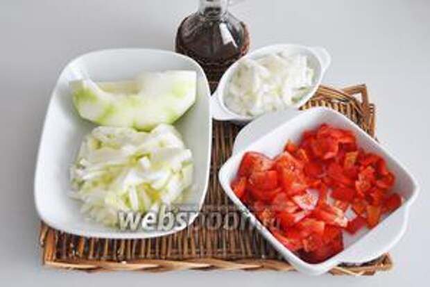 Овощи моем и чистим. патиссоны режем толстой соломкой, лук мелко крошим, перец и помидоры режем кубиками.