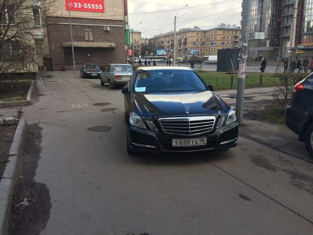 Ну поставил так машину, ну тротуар, и что такого? Бывают случаи более ужасной парковки, если не одно но. Ну поставил так машину, ну тротуар, и что такого? Бывают случаи более ужасной парковки, если не одно но. авто, автохам, быдло, парковка, хамство