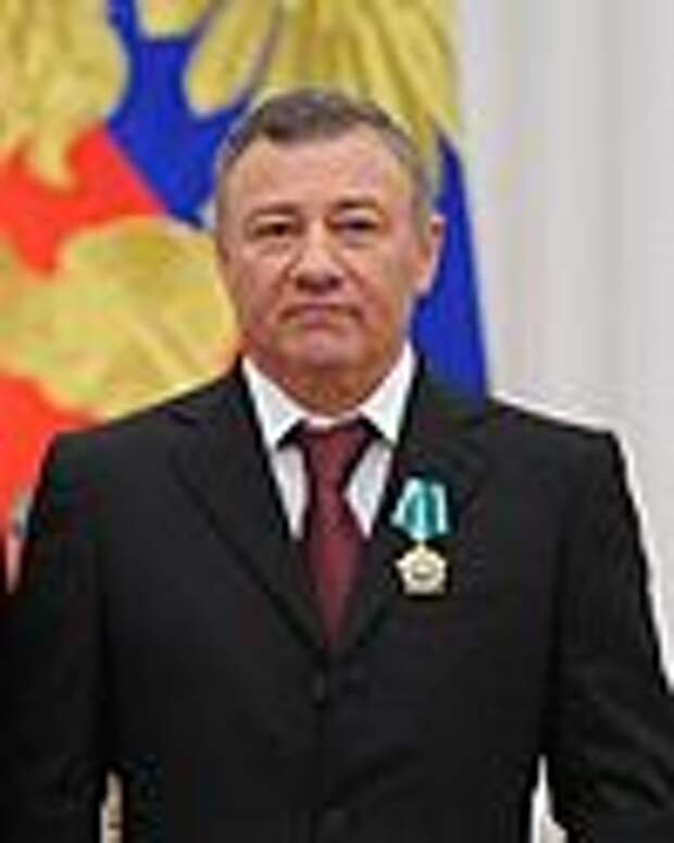 Arkadi Rotenberg - Moscow Kremlin 29 Oct 2013 (crop).jpg