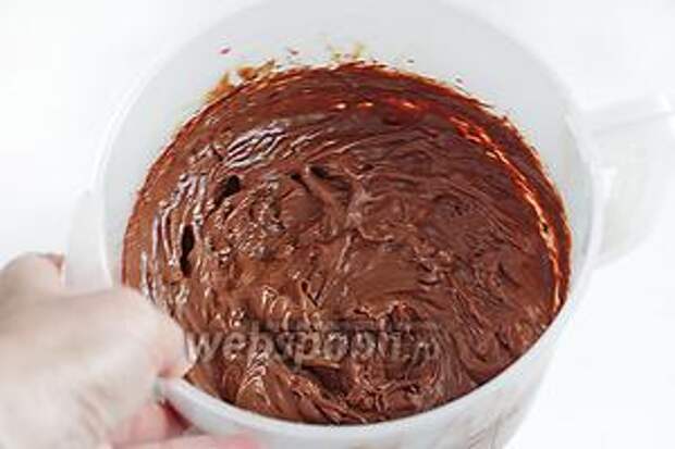 Добавлять частями остывший шоколад, постоянно взбивая, пока не получится красивый шоколадный крем. Крем можно перед работой так же немного подержать в холодильнике, чтобы он легче принимал форму.