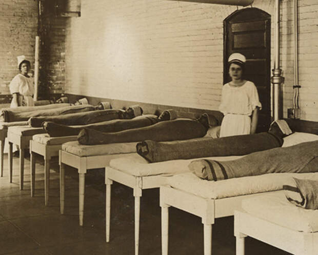 1. В психиатрических клиниках больных заворачивали в мокрые одеяла, чтобы успокоить. 1. В психиатрических клиниках больных заворачивали в мокрые одеяла, чтобы успокоить. медицина, ретро, фото