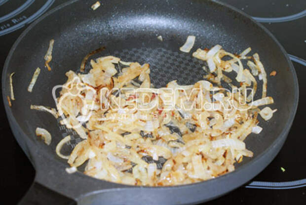 Лук порезать пером и обжарить