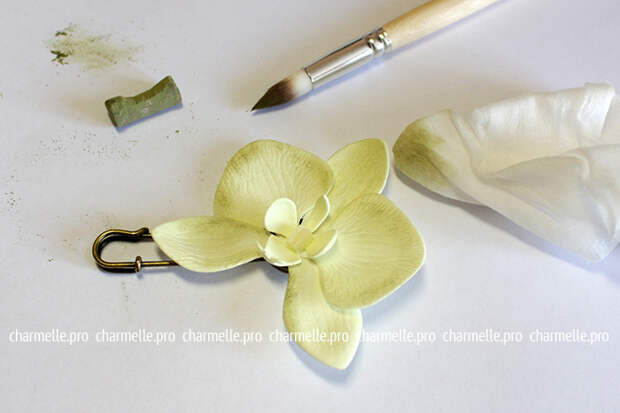 При желании можно сделать тонировку цветка. Например, сухой пастелью. Воспользуйтесь влажной салфеткой при необходимости