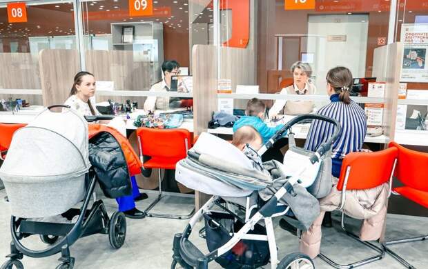 МФЦ Петербурга начали оформлять электронные удостоверения многодетных семей