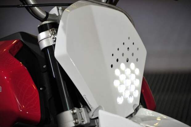 012012-husqvarna-baja-concept-02