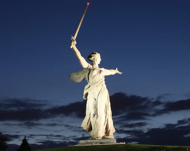 Статуя Родина-Мать (Сталинград) 00 Вид спереди, ночь