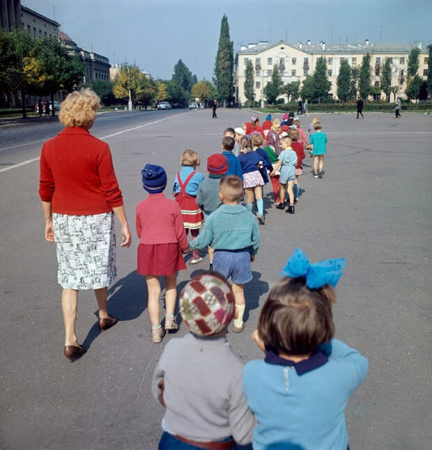 Детский сад на прогулке, Белорусская ССР, 1966 год.jpg