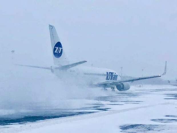 В аэропортах Москвы авиарейсы задержаны из-за метели