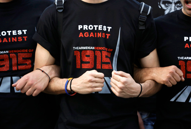 Антитурецкие выступления в годовщину геноцида армян перед посольством Турции в Афинах, апрель 2013 года