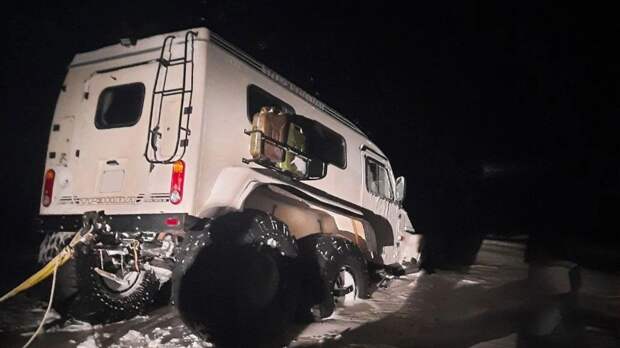 Спасатели помогли ямальцам, чей трэкол застрял во льду