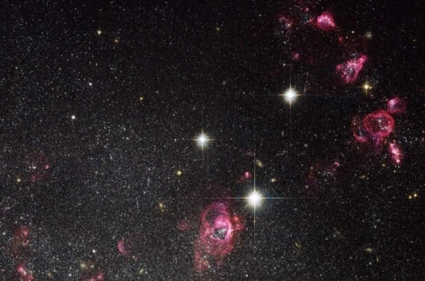 Телескоп Хаббл заснял таинственную галактику, пускающую мыльные пузыри