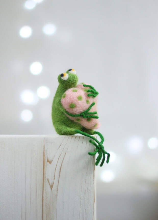 Needle Felt Frog - A Little Felt Green Frog With A Pink Heart - Needle Felt Art Doll - Frog Miniature - Home Decoration - Frog Miniature