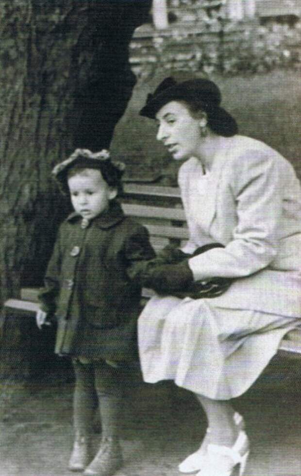 Ада Ставиская в детстве с мамой. / Фото: www.mk.ru