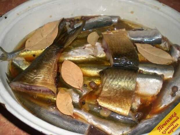 5) К рыбе добавить перец (черный и душистый), лавровый лист. Поставить рыбу на маленький огонь и тушить около 2 часов. Блюдо будет готово, когда в рыбе не будут чувствоваться кости