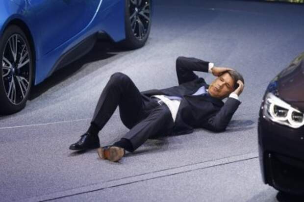 Глава BMW Харальд Крюгер потерял сознание на открытии автосалона во Франкфурте Глава BMW Харальд Крюгер потерял сознание на открытии автосалона во Франкфурте