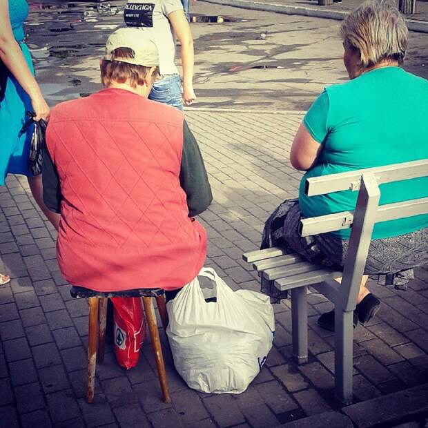 На лавочках всегда ажиотаж, вот и приходится выкручиваться На лавочках всегда ажиотаж, вот и приходится выкручиваться запас, предусмотрительность, прикол, юмор