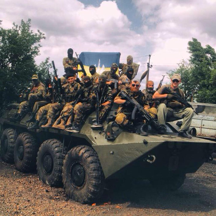 Боевики из батальона «Торнадо» с флагом ИГИЛ Боевики из батальона «Торнадо» с флагом ИГИЛ