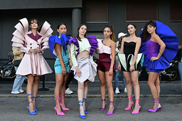 Выпускницы Института  Marangoni позируют в придуманных ими нарядах на Неделе моды в Милане