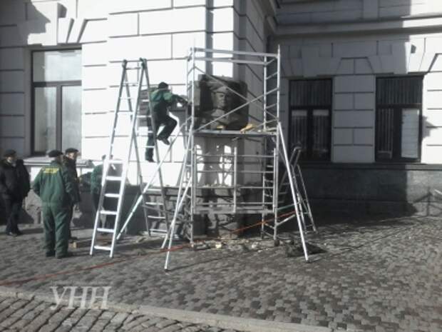 В Днепропетровске со здания облсовета снесли мемориальную доску главе советской Украины Владимиру Щербицкому