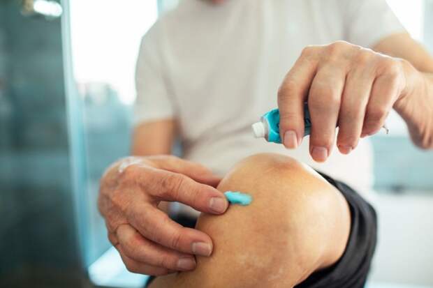 Эксперт рассказал, нужно ли применять мази и гели для суставов в холодную погоду