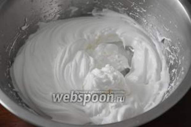 Белки с солью взбить в пену и, продолжая взбивать, постепенно ввести оставшийся сахар.
