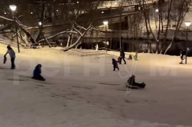 Москвичи ловили скатывающихся с горки детей прямо у незамерзшей Яузы
