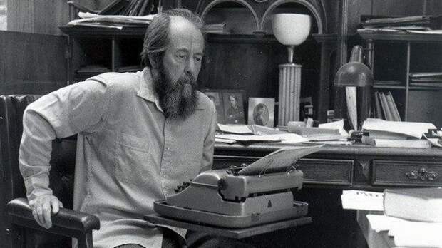 К чему призывает молодежь нобелевский лауреат Солженицын. Колонка Николая Старикова